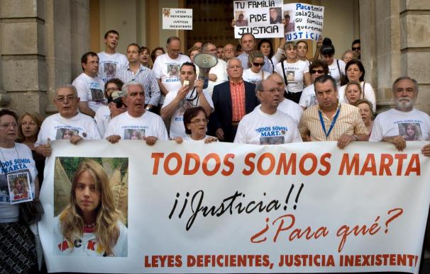 Familiares de Marta del Castillo lideran una concentración contra la Ley del Menor