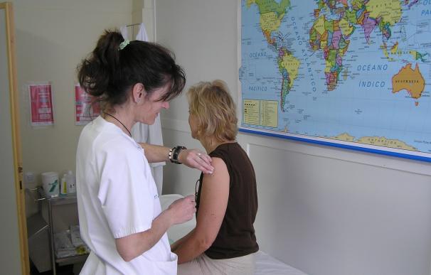 Los centros de vacunación internacional aumentan un 12% la administración de vacunas a viajeros en 2016