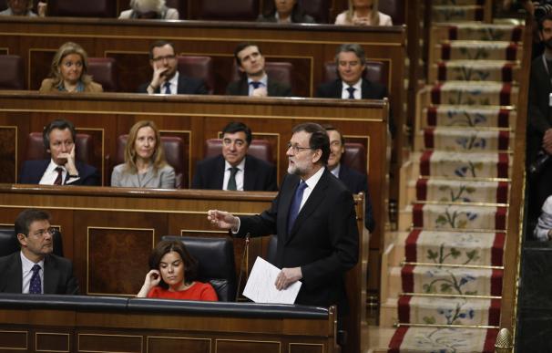 Rajoy dice que el Gobierno ya actúa contra las colas del Prat y reta a ERC a hacer lo mismo en el Metro de Barcelona