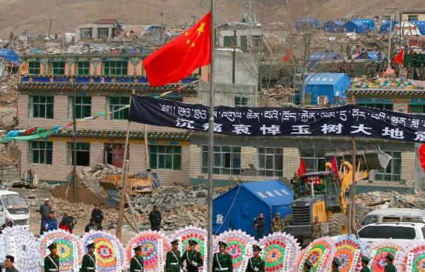 China recuerda a las 2.700 víctimas del terremoto de Yushu un año después