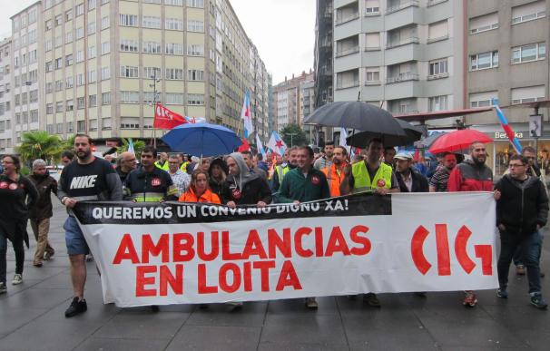 Unos 100 conductores de ambulancia se manifiestan por Santiago para pedir a la patronal que cumpla el convenio colectivo