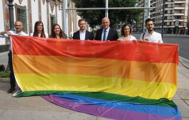Diputación iza la bandera arco iris contra la LGTBIfobia y en favor de la "solidaridad y libertad"