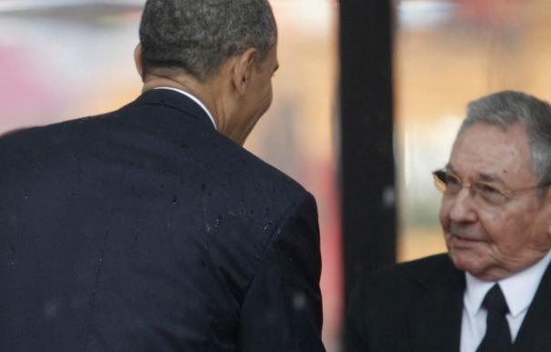El Gobierno de EE.UU. resta importancia al apretón de manos de Obama con Castro