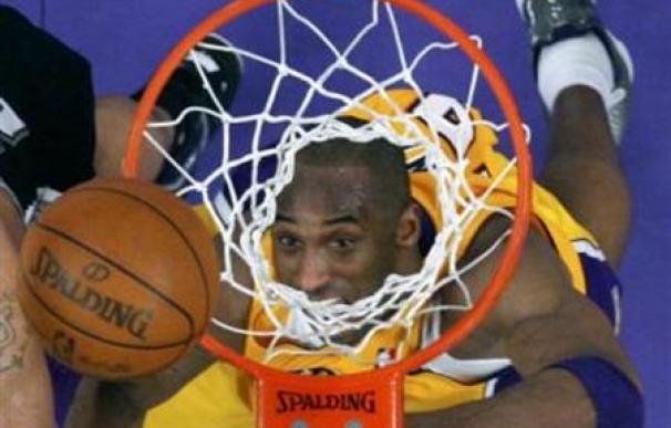 Los Lakers rompen su mala racha pero Bynum se lesiona