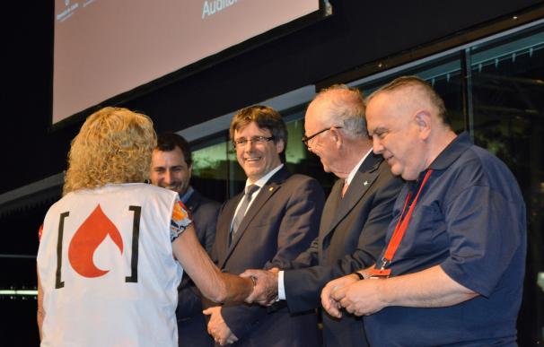 Puigdemont pide a la juventud que se comprometa a donar sangre más allá de las emergencias