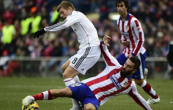 Arda le roba un balón a Kroos durante el Atlético - Real Madrid