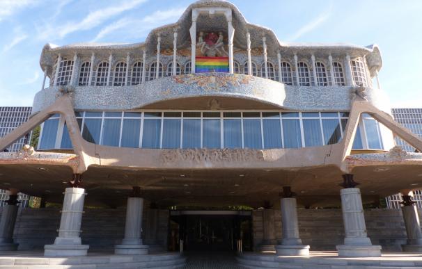 La Asamblea Regional luce la bandera arco iris en su fachada en apoyo al colectivo LGTBI