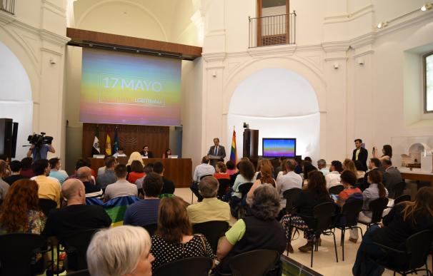 Extremadura celebra el Día contra la LGTBIfobia con la vista puesta en el Plan Integral de Educación para este colectivo