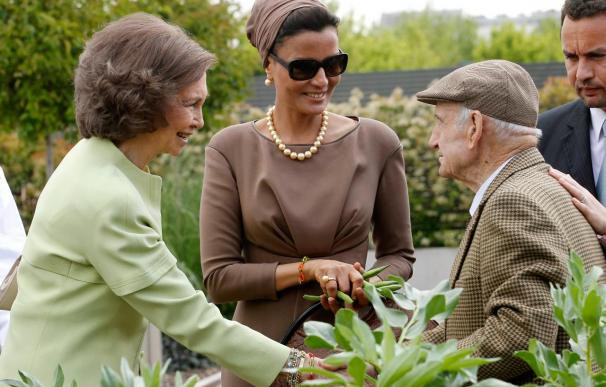 La reina Sofía y la jequesa de Catar visitan el Centro de Alzheimer
