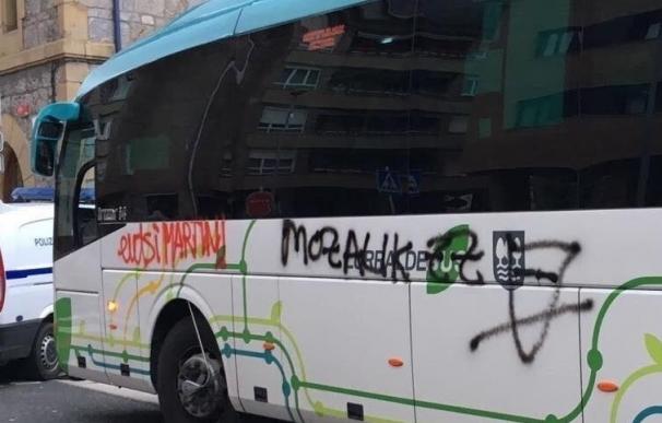 Cuatro encapuchados asaltan un autobús de Lurraldebus en una parada de Azpeitia y realizan pintadas en su exterior