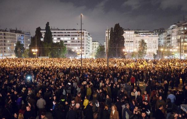 Miles de griegos salen a la calle en apoyo de Tsipras en su batalla con Europa