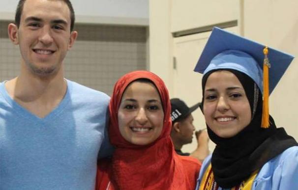 Deah Shaddy Barakat (23 años), su esposa Yusor Mohammad (21) y su hermana, Razan Mohammad Abu-Salha (19)