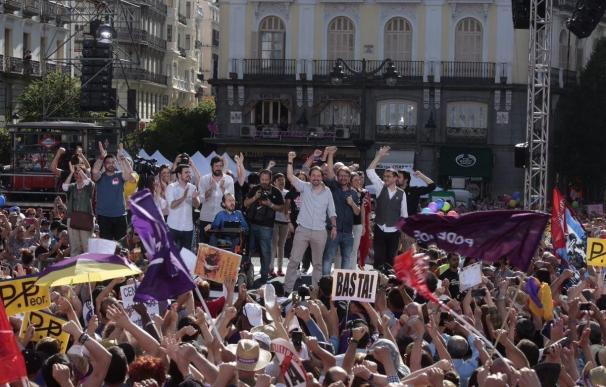 Miles de personas se concentran en la Puerta del Sol para apoyar la moción de censura de Unidos Podemos contra Rajoy