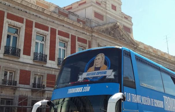 El 'Tramabús' de Podemos cierra su ruta en la Puerta del Sol este sábado, con Cifuentes como "invitada especial"
