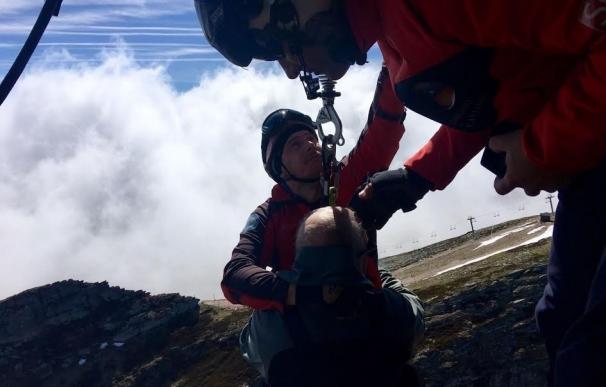 Rescatado en helicóptero un montañero que resbaló por un nevero en Brañavieja hasta una zona inaccesible