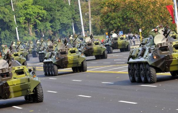 Cuba exalta sus 50 años de socialismo con un masivo desfile militar y popular