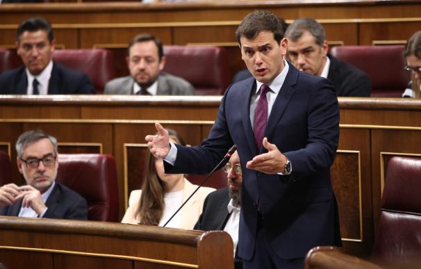 Rivera saluda que el Gobierno examine los libros de texto de Cataluña, aunque sea con cinco años de retraso