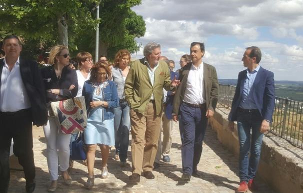 Méndez de Vigo destaca el patrimonio cultural español y afirma que el PP es "el partido del campo y medio rural"