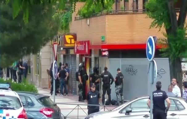 Un policía se atrinchera en un restaurante chino en Alcobendas y amenaza con matarse