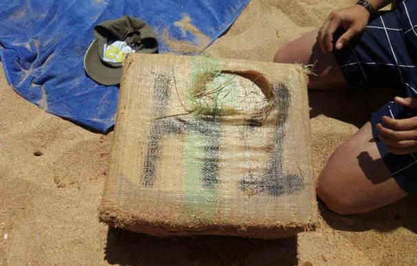 Un policía local fuera de servicio descubre un fardo de 40 kilos de hachís en una playa de Conil