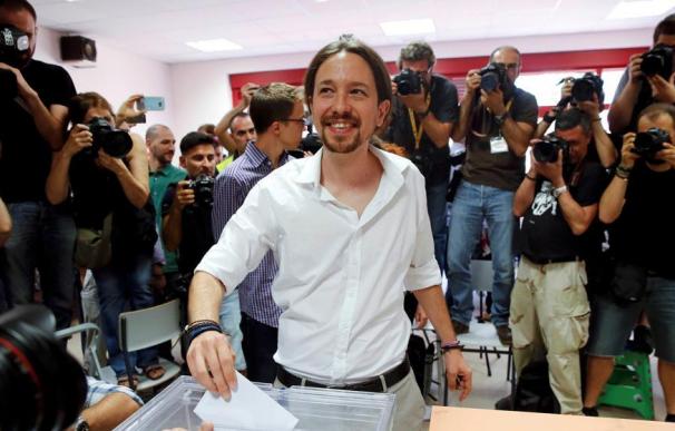 Iglesias vota en el Instituto Tirso de Molina.