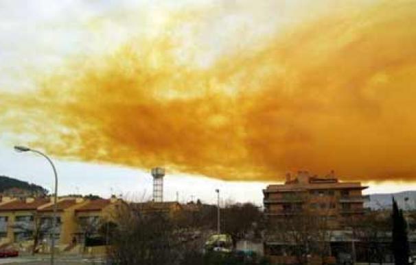 La explosión en una planta química en Barcelona deja dos heridos y una nube tóxica