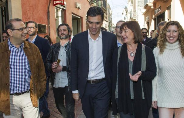 Sánchez, junto a la secretaria general de los socialistas baleares, Francina Armengol, durante el recorrido por el centro de Palma