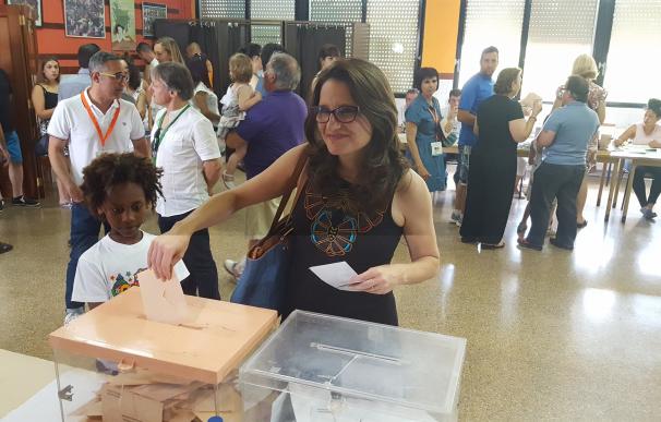Oltra anima a votar "con una sonrisa" para lograr un gobierno que rescate personas y atienda intereses valencianos