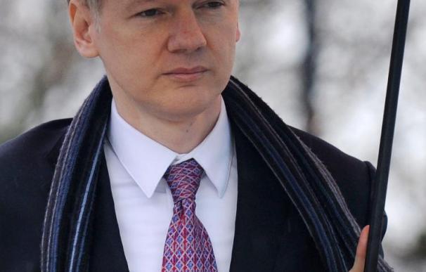 El exportavoz de WikiLeaks dice que Assange es un "paranoico" que se cree James Bond