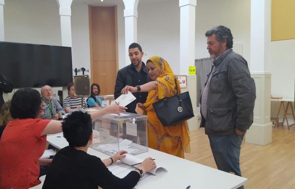 López de Uralde (Unidos Podemos) acompaña a un concejal que cede su papeleta a una persona sin derecho a voto