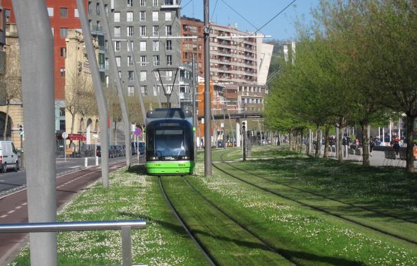 Los tranvías de Bilbao y Vitoria iniciarán el horario de verano este lunes