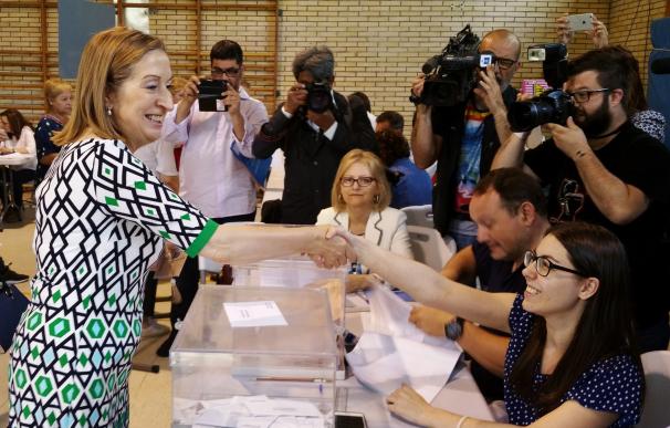 Ana Pastor (PP) espera que estas elecciones "sirvan para definir el futuro de España" y que no haya que repetirlas