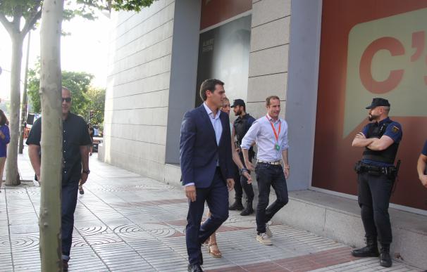 Albert Rivera llega a la sede de Ciudadanos para seguir los resultados electorales