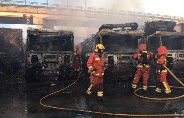 Un incendio quema cinco remolques frigoríficos en el polígono de La Reva