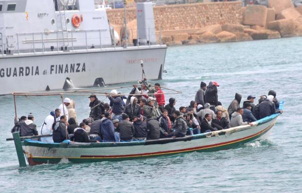 Llega otra barcaza con 200 inmigrantes a Lampedusa
