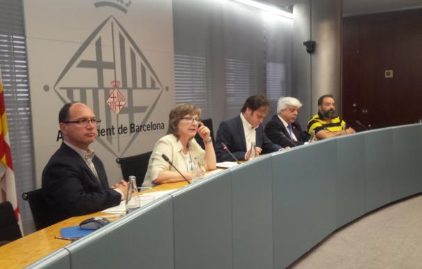 Ayuntamiento de Barcelona impulsa un documento de vecindad para evitar que inmigrantes irregulares vayan al CIE