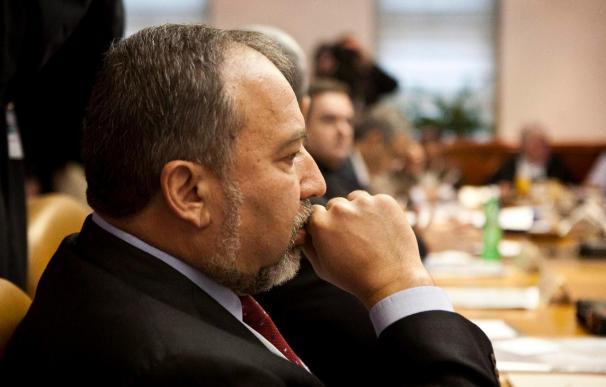 La fiscalía israelí anuncia a Lieberman que lo imputará por cuatro delitos