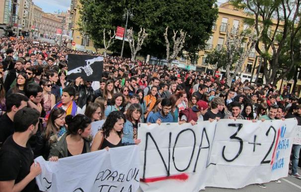 Varios centenares de estudiantes se manifiestan en Madrid contra la reforma de los grados