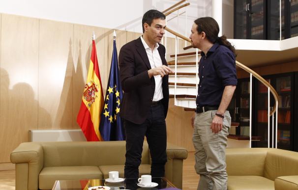 Pablo Iglesias traslada a Pedro Sánchez su oferta y se emplazan a "dialogar", "respetando" las estrategias de cada uno