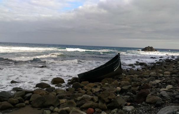 La Policía Local encuentra una embarcación abandonada en la playa de Almáciga (Tenerife)