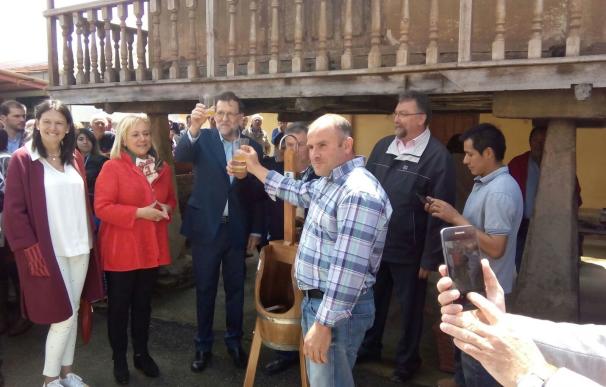 Rajoy brinda en Gozón con leche y sidra asturiana