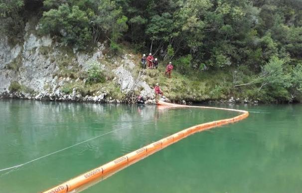 Cantabria trata de contener el vertido de gasóleo de un camión accidentado en Asturias y evitar que llegue al río Deva