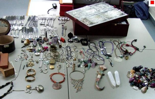 Ocho detenidos por robo de objetos de coleccionismo y posesión de armas en Olot
