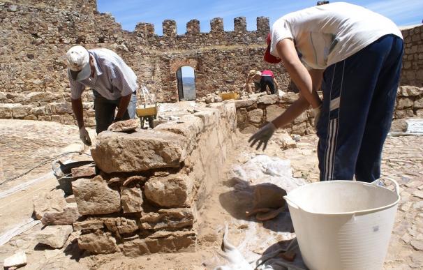 Las excavaciones en el aljibe del Castillo de Capilla (Badajoz) evidencian un "espectacular" sistema hidráulico