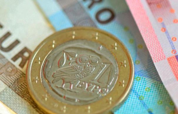 El euro baja hasta 1,4175 dólares a media jornada