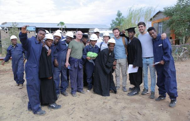 Un proyecto piloto español dota de luz y electricidad a un campo de refugiados en Etiopía