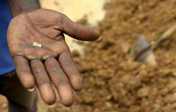 La UE obligará a importadores a controlar que no comercian con "diamantes de sangre" de África
