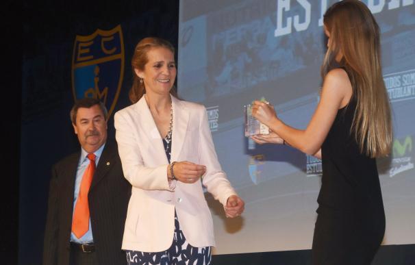 La Infanta Elena entrega la insignia de oro y brillantes del Club de Estudiantes a César Alierta