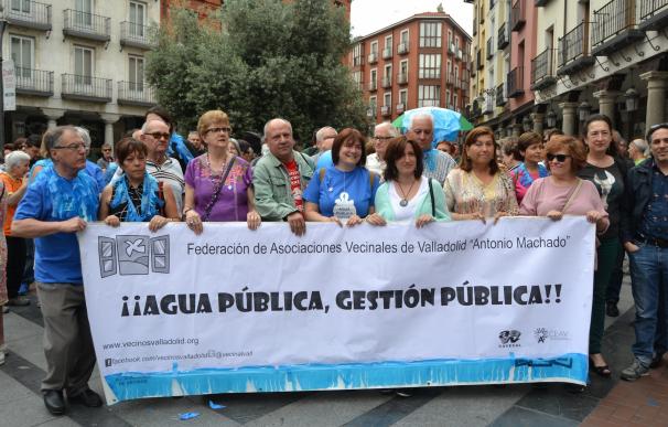 Alrededor de 200 personas se manifiestan para apoyar la remunicipalización del agua en Valladolid