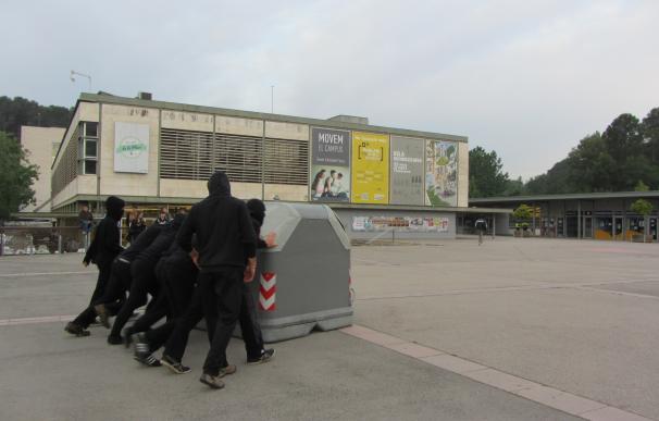 Estudiantes de la Universitat Autónoma de Barcelona cortan accesos con barricadas para reclamar rebajas en las tasas